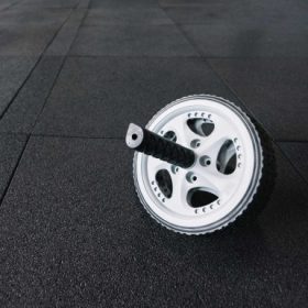 Cómo usar el rodillo abdominal para fortalecer tu abdomen