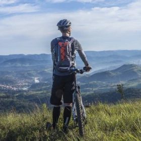 5 accesorios deportivos esenciales para bicicletas de montaña en Colombia